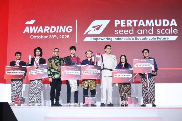 Para pemenang menerima penghargaan Pertamuda 2025